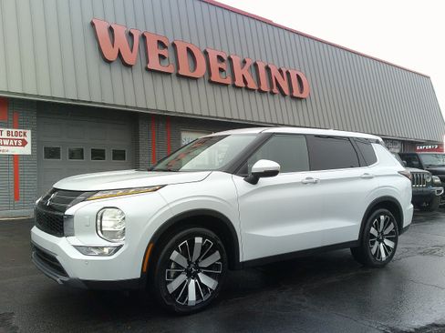 Used 2025 Mitsubishi Outlander SE image 1