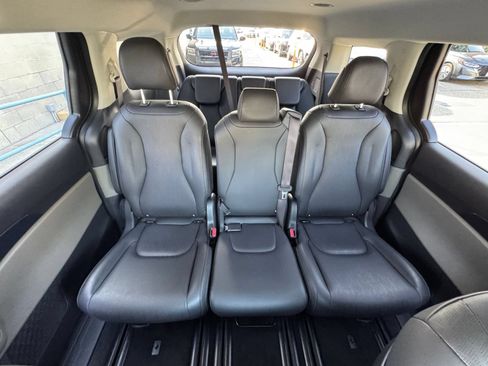 Used 2026 Kia Carnival FWD image 36