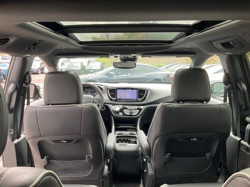 Used 2023 Chrysler Pacifica Limited w/ S Appearance Package FWD image 35