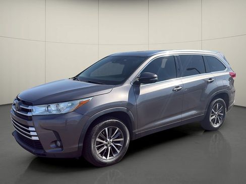 Used 2019 Toyota Highlander XLE FWD image 3