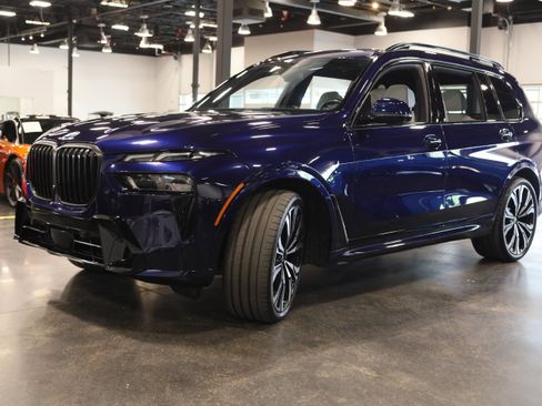 Used 2024 BMW X7 xDrive40i w/ M Sport Package AWD/4WD image 3