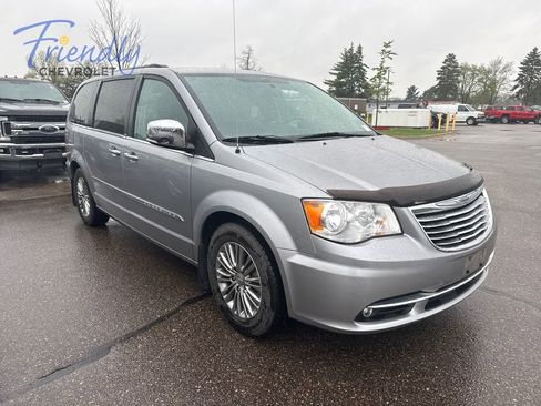 Used 2014 Chrysler Town & Country Touring-L w/ Driver Convenience Group FWD image 4