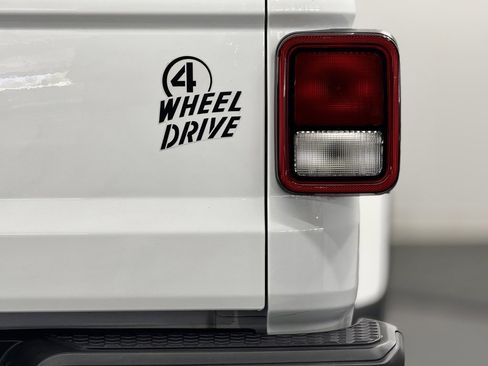 Used 2023 Jeep Gladiator Willys image 12