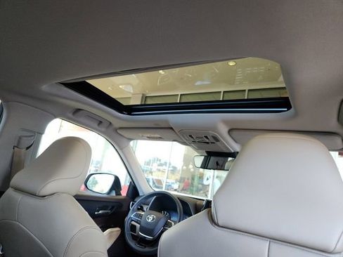 Certified 2021 Toyota Highlander XLE image 28