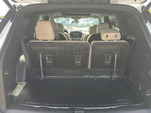 Used 2023 Chevrolet Traverse LT w/ LT Premium Package AWD/4WD image 20