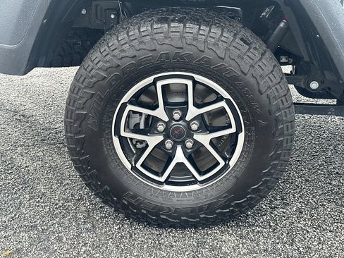 Used 2025 Jeep Gladiator Rubicon w/ Convenience Group AWD/4WD image 18