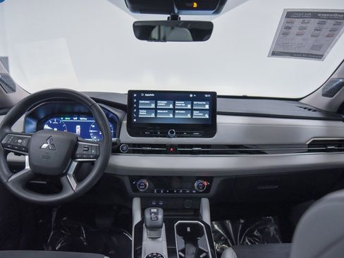 Used 2025 Mitsubishi Outlander SE image 30