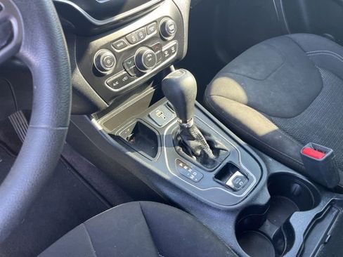 Used 2019 Jeep Cherokee Latitude w/ Popular Appearance Group FWD image 26