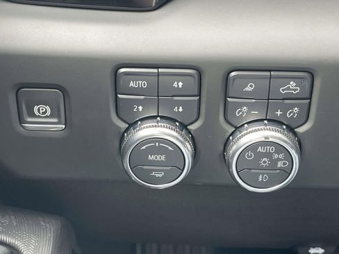 Used 2025 GMC Sierra 2500 AT4X AWD/4WD image 32