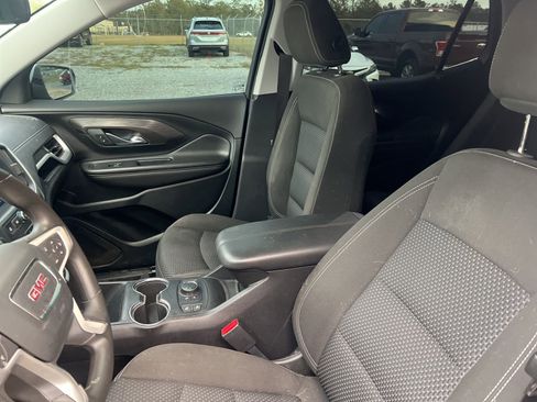 Used 2023 GMC Terrain SLE w/ Driver Convenience Package image 9