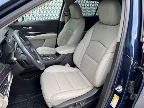 Used 2022 Cadillac XT4 Luxury w/ Cold Weather Package image 10