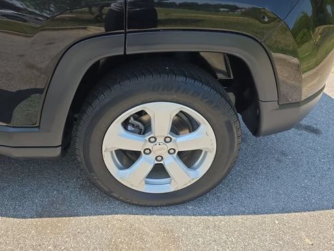 Used 2018 Jeep Compass Latitude FWD image 33