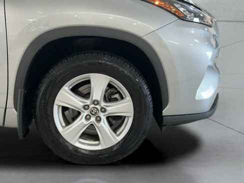 Used 2020 Toyota Highlander LE AWD/4WD image 24