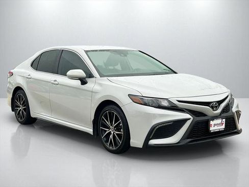 Certified 2024 Toyota Camry SE image 3