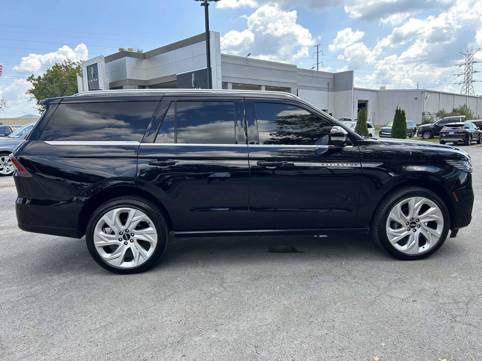 Certified 2025 Lincoln Navigator Reserve AWD/4WD image 2