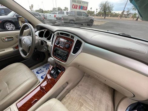 Used 2005 Toyota Highlander 2WD V6 w/ 3rd Row image 24
