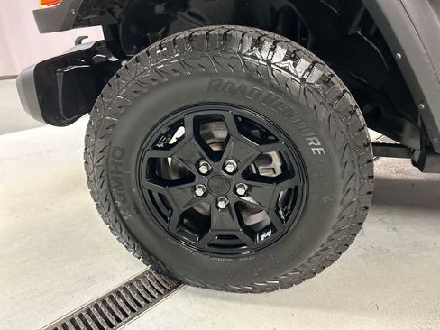 Used 2022 Jeep Gladiator Willys image 9