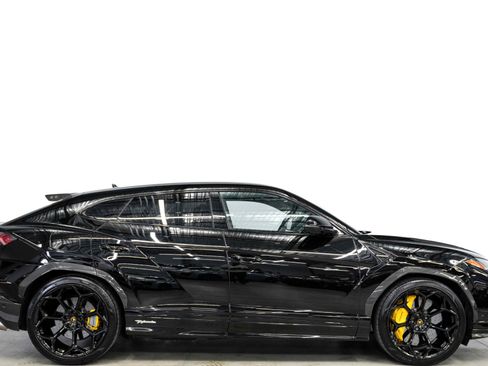 Used 2023 Lamborghini Urus Performante AWD/4WD image 2