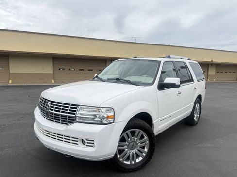 Used 2014 Lincoln Navigator 4WD image 3
