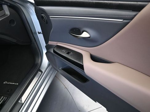 Certified 2025 Lexus ES 350 w/ Premium Package image 23