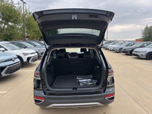 New 2025 Volkswagen Taos SEL image 9