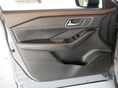 Used 2022 Nissan Rogue Platinum w/ Head-Up Display Package image 6