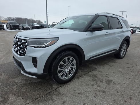 Used 2025 Ford Explorer Platinum image 3