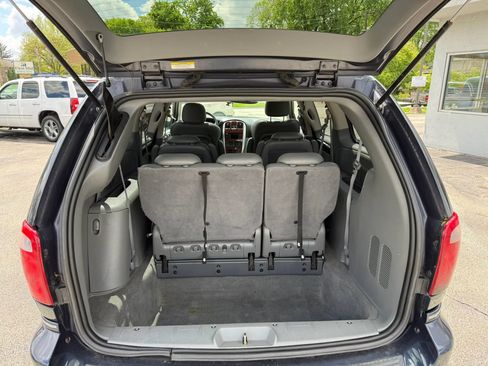 Used 2007 Chrysler Town & Country Limited FWD image 13
