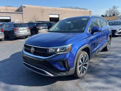 Used 2024 Volkswagen Taos SE image 1
