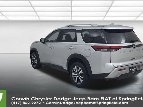 Used 2025 Nissan Pathfinder SL image 11