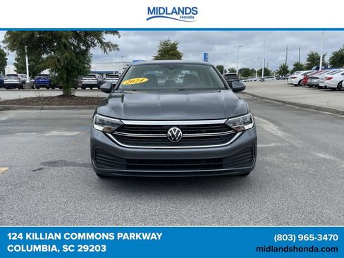 Used 2024 Volkswagen Jetta SE FWD image 2