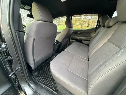 Used 2018 Toyota Tacoma TRD Off-Road w/ Technology Package image 20