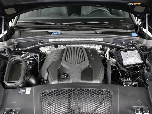Certified 2026 Porsche Macan AWD/4WD image 26