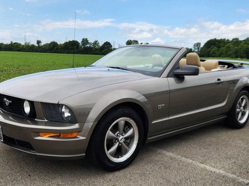 Used 2005 Ford Mustang GT RWD image 24