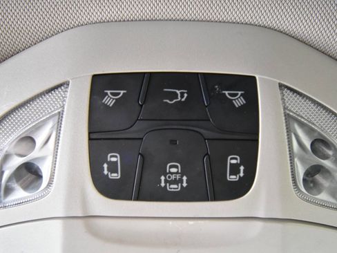 Used 2023 Chrysler Pacifica Touring-L image 29