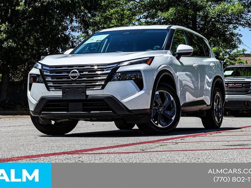 Used 2024 Nissan Rogue SV FWD image 2