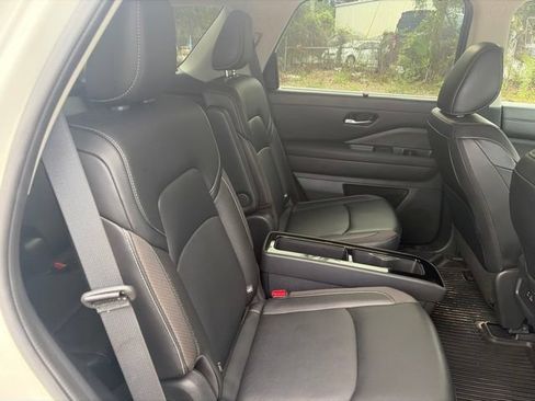 Used 2024 Nissan Pathfinder SL w/ SL Premium Package FWD image 19