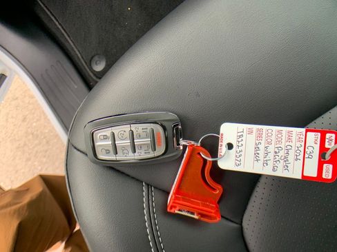 New 2026 Chrysler Pacifica Select w/ S Appearance Package image 30