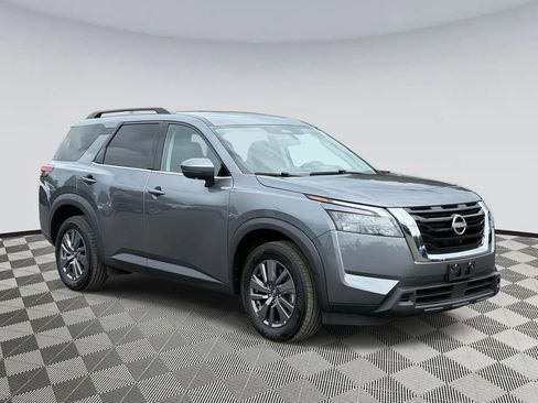 Used 2025 Nissan Pathfinder SV image 1