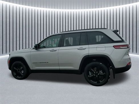 New 2025 Jeep Grand Cherokee Limited w/ Black Appearance Package image 16
