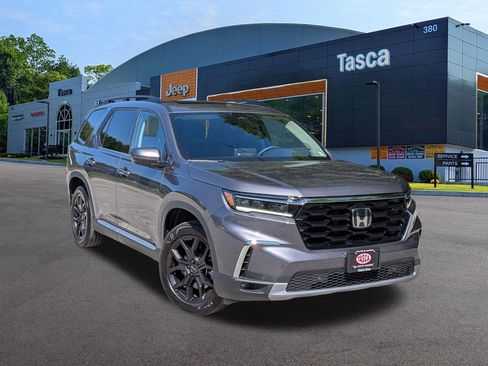 Used 2025 Honda Pilot Touring image 1
