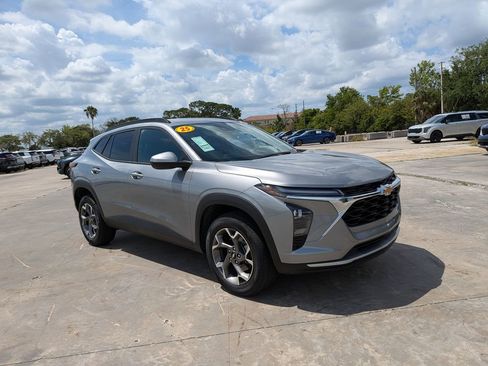 Used 2025 Chevrolet Trax LT w/ LT Convenience Package FWD image 2