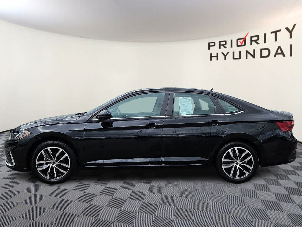 Used 2025 Volkswagen Jetta SE FWD image 7