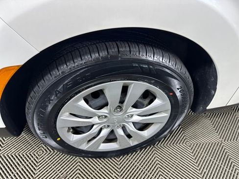 Used 2023 Kia Soul LX image 10