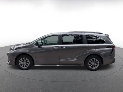 Used 2024 Toyota Sienna XLE FWD image 9