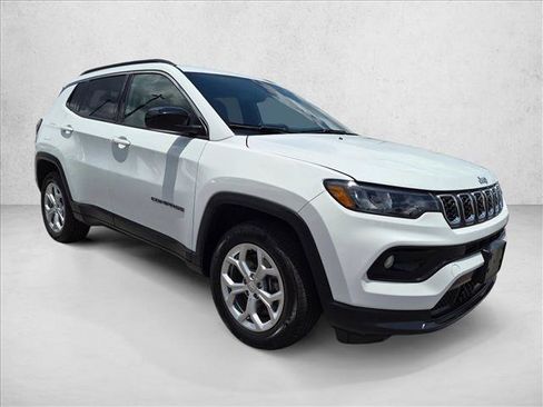 Used 2024 Jeep Compass Latitude AWD/4WD image 3