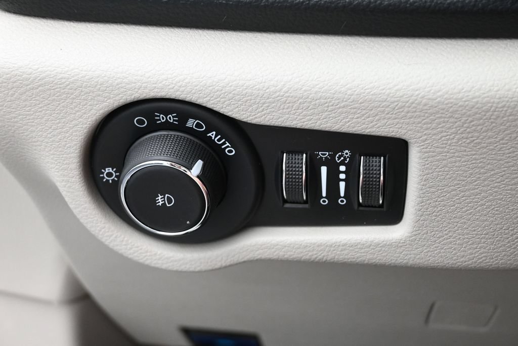 Used 2023 Chrysler Pacifica Limited FWD image 25