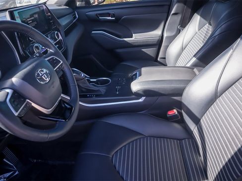 Used 2024 Toyota Highlander XSE image 9