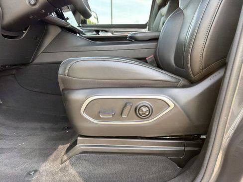 Used 2022 Jeep Wagoneer Series III w/ Flexible Seating Group RWD image 23