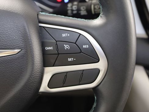 Used 2018 Chrysler Pacifica Touring-L FWD image 34